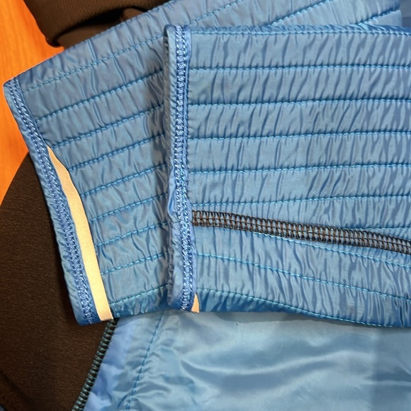 EUC Lululemon Run: Bundle Up Jacket (US 8) - Black / Beaming Blue - Picture 6 of 16